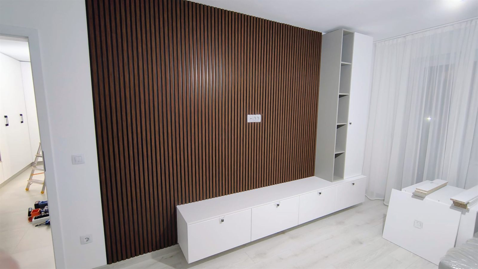 Perete de living cu lamele de nuc